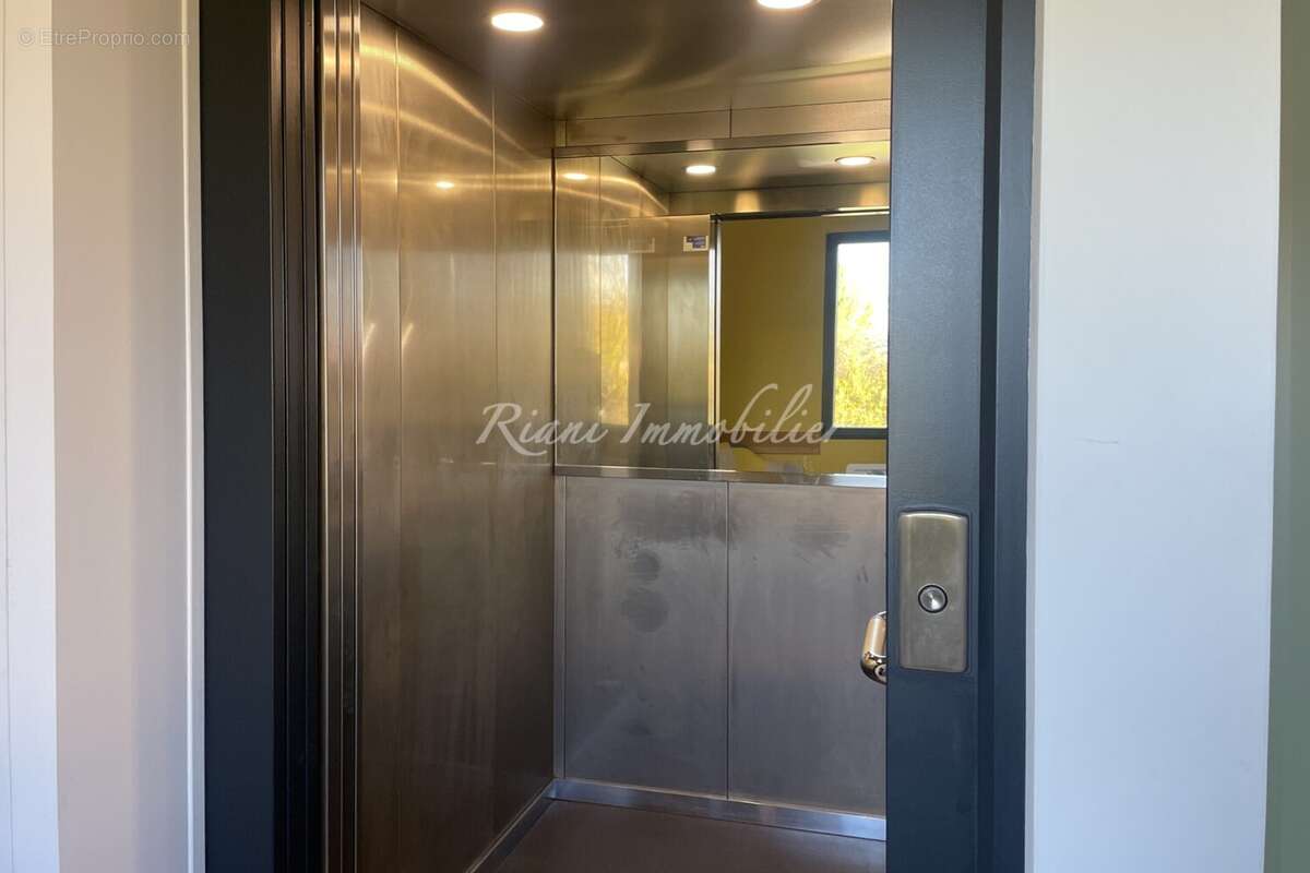 Appartement 220 m² à Robion  - photo 8