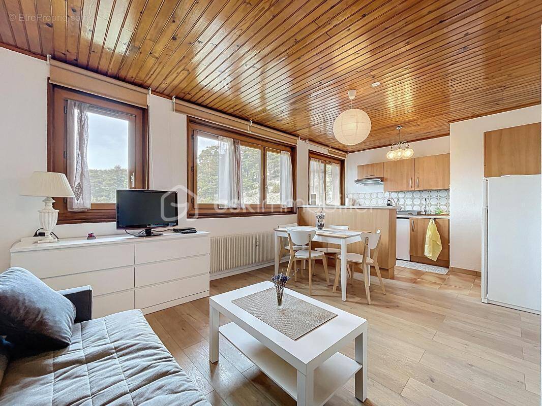 Appartement à GREOLIERES