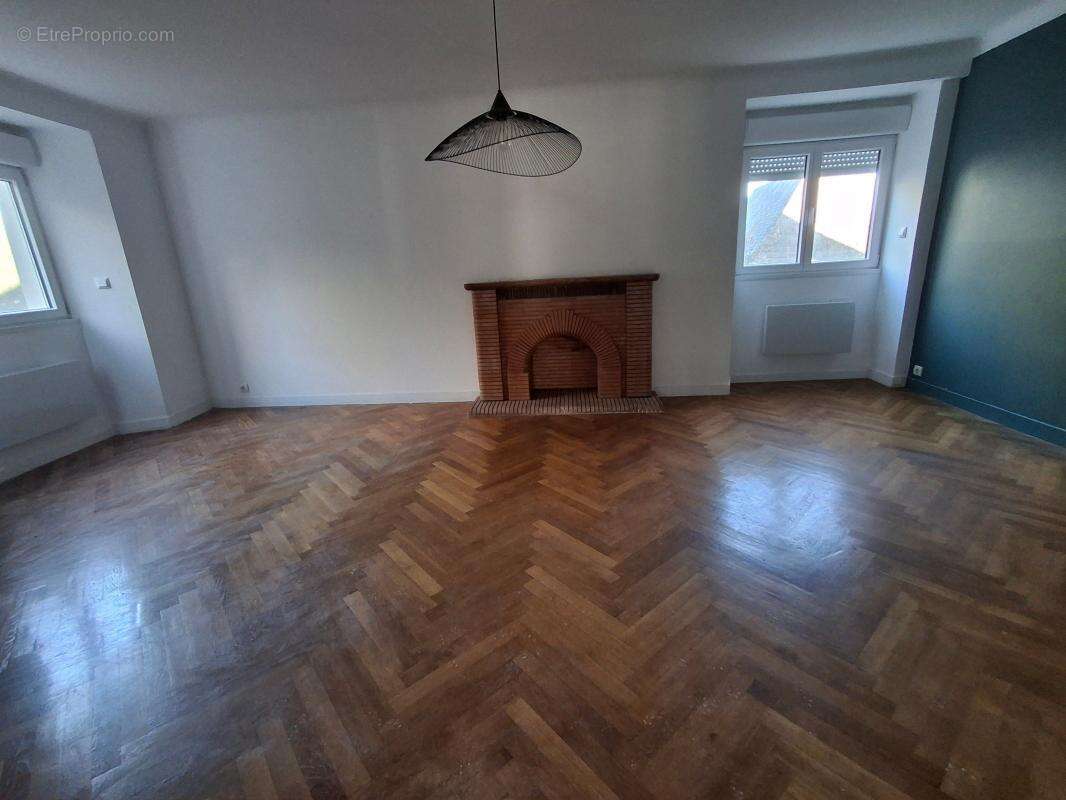 Maison à SAINT-JULIEN-DE-VOUVANTES