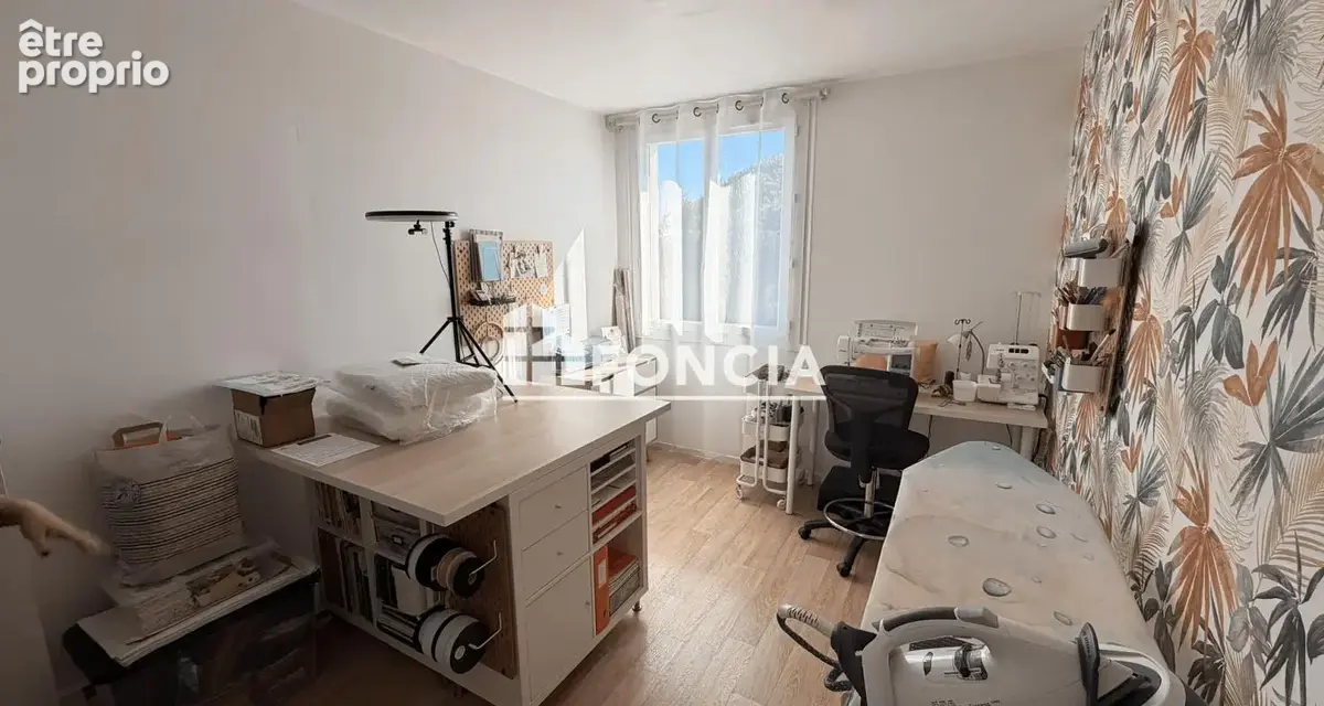  **Coup de cœur assuré !** Découvrez ce bel appartement de 75 m², entièrement rénové, situé au dernier étage de la résidence. Il - photo 4