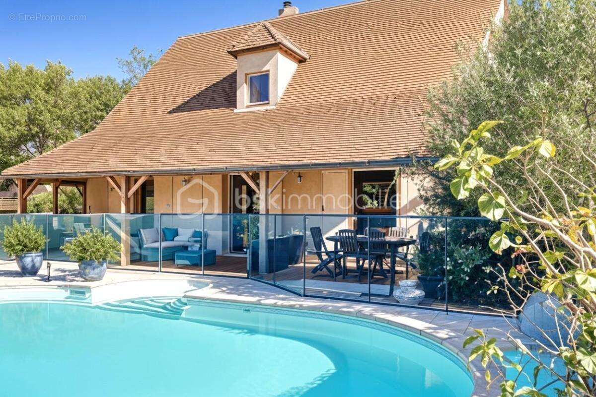  COUP DE CŒUR – Maison familiale avec piscine sur un parc de 3 600 m²- Double garage - Â SAINT SEURIN SUR L'ISLE - photo 4