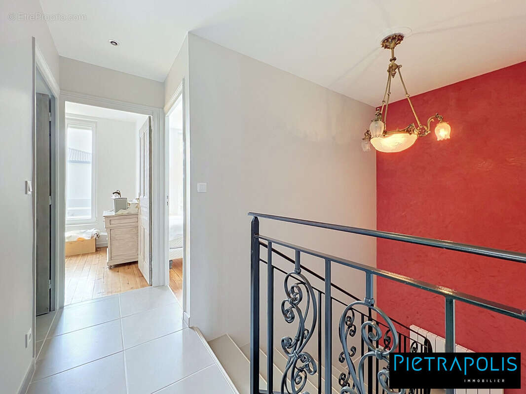 Maison 137 m² à Charbonnieres-Les-Bains  - photo 7