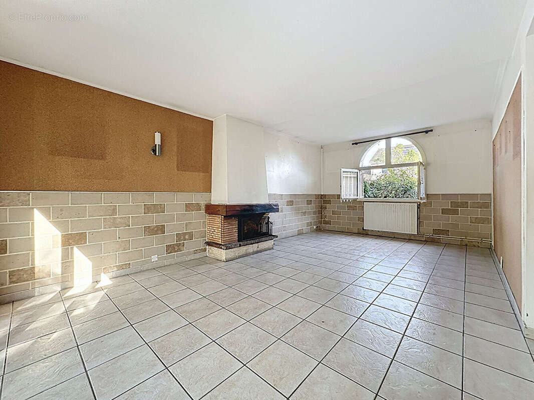 Maison à VOISINS-LE-BRETONNEUX