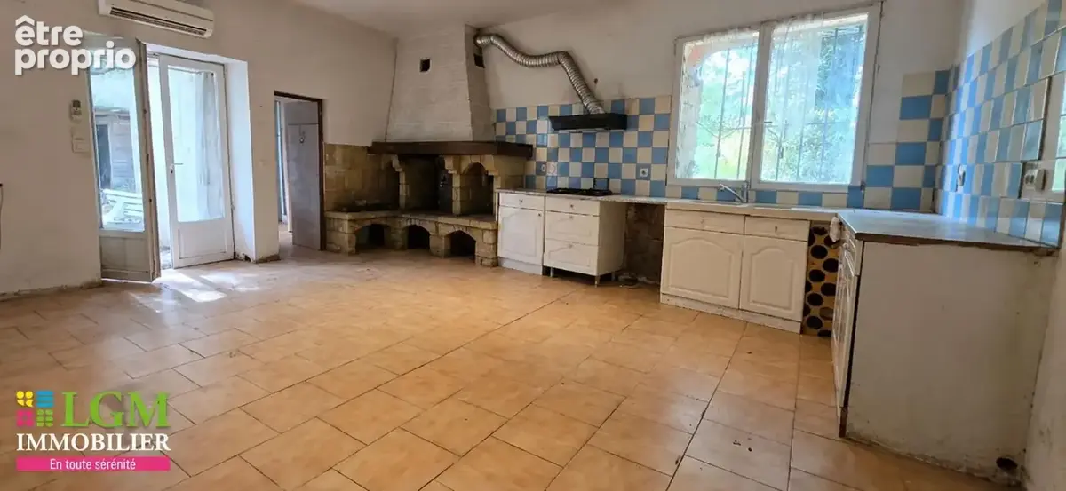 Maison de village avec cour arborée et fort potentiel - photo 2