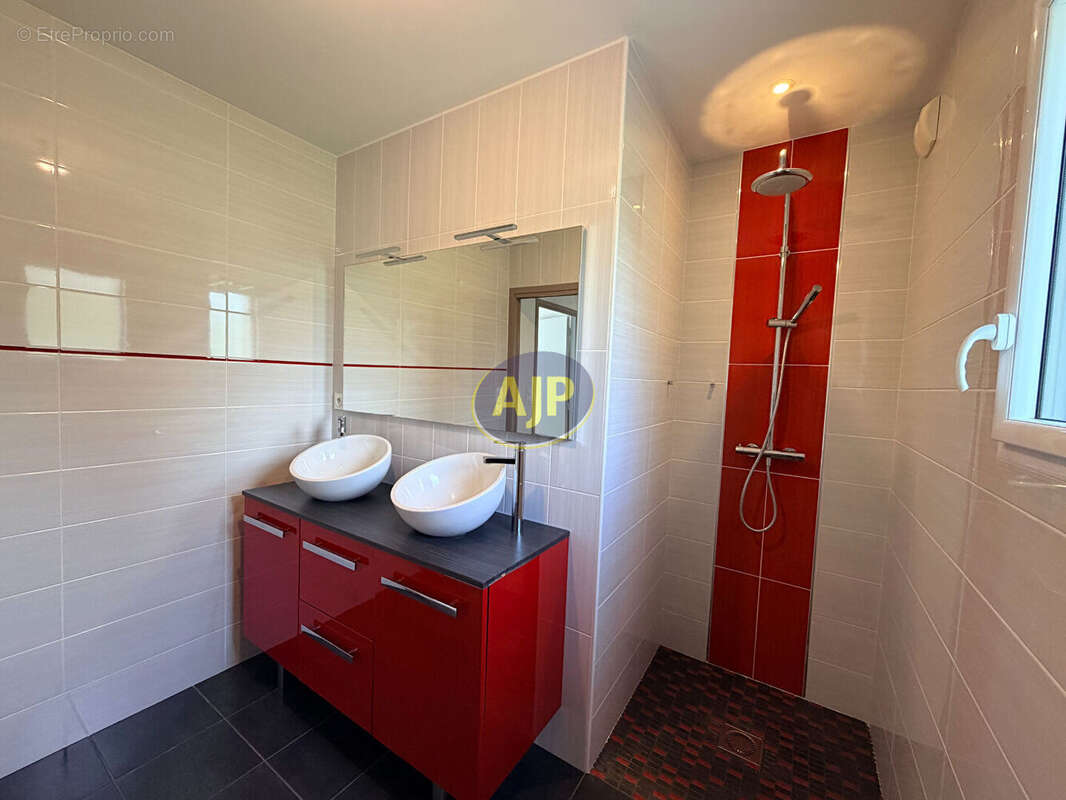 Maison à LA CHAPELLE-DE-BRAIN