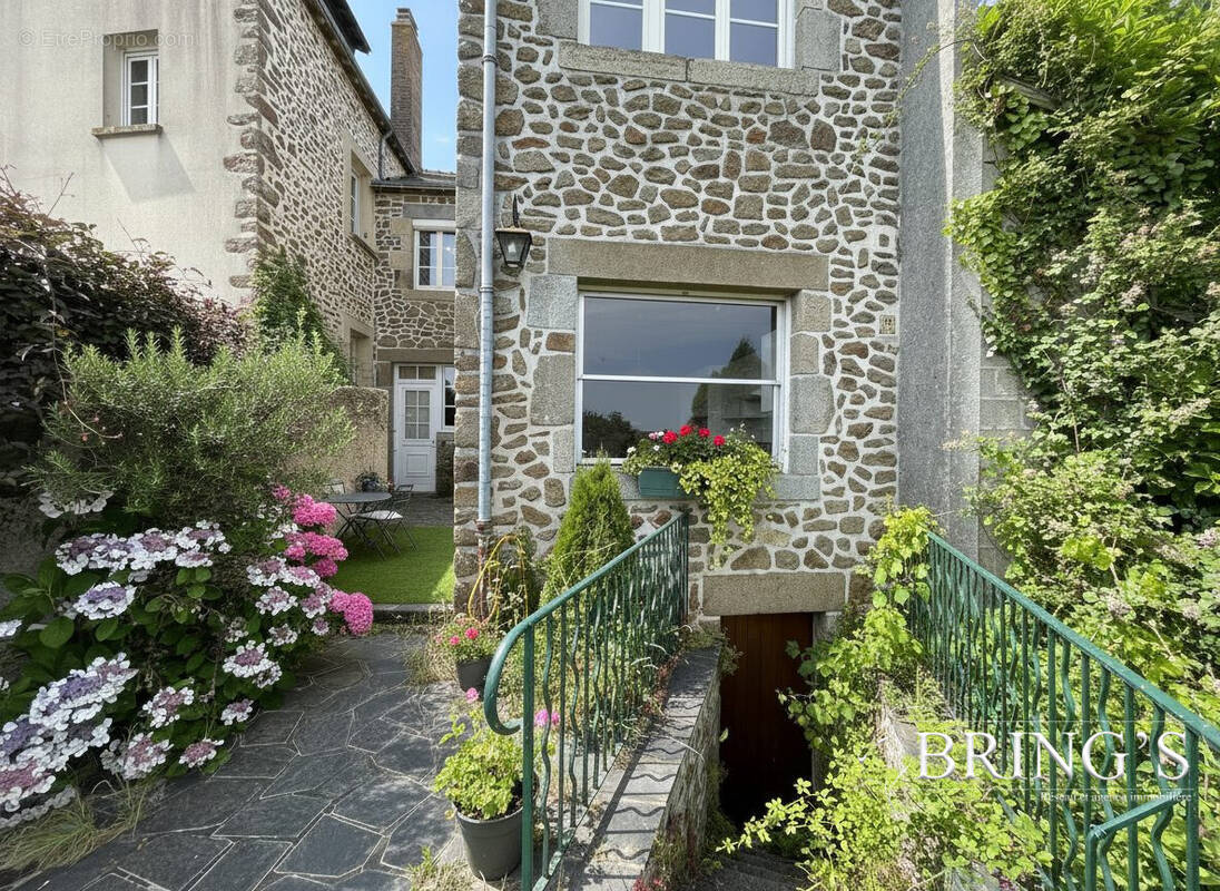 Maison 9 pièces 208 m² · à Saint-Thomas-de-Courceriers · 208 m² · 167 000 €
