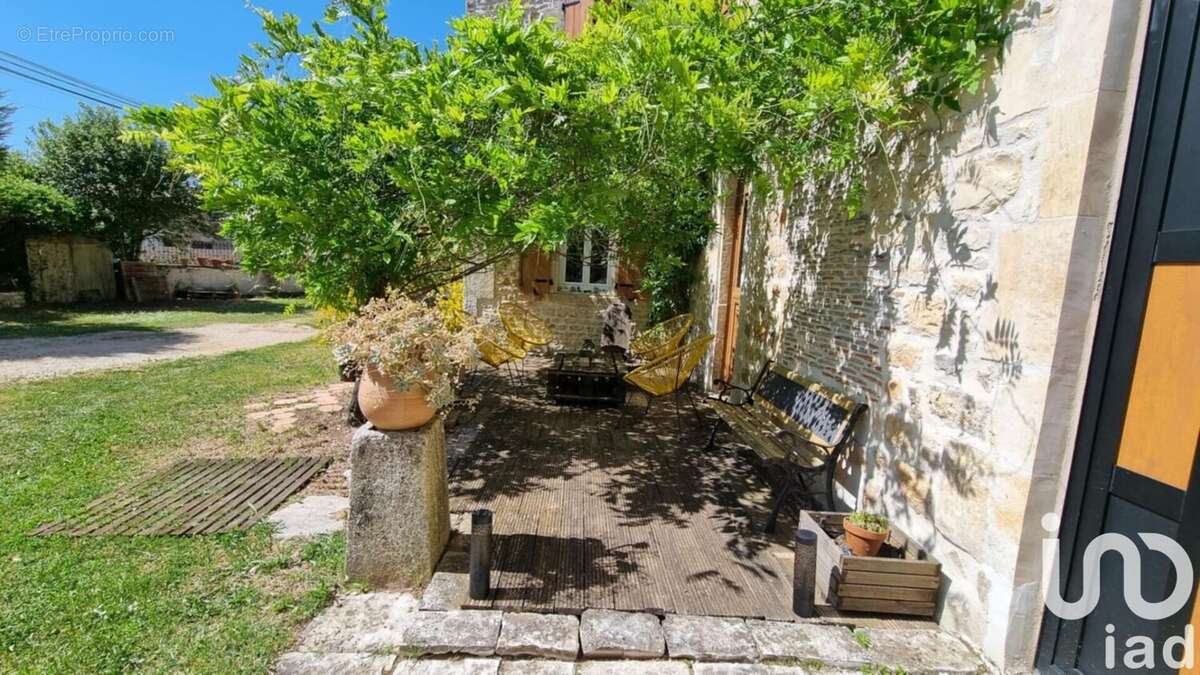 Maison 361 m² à La Tache  - photo 3
