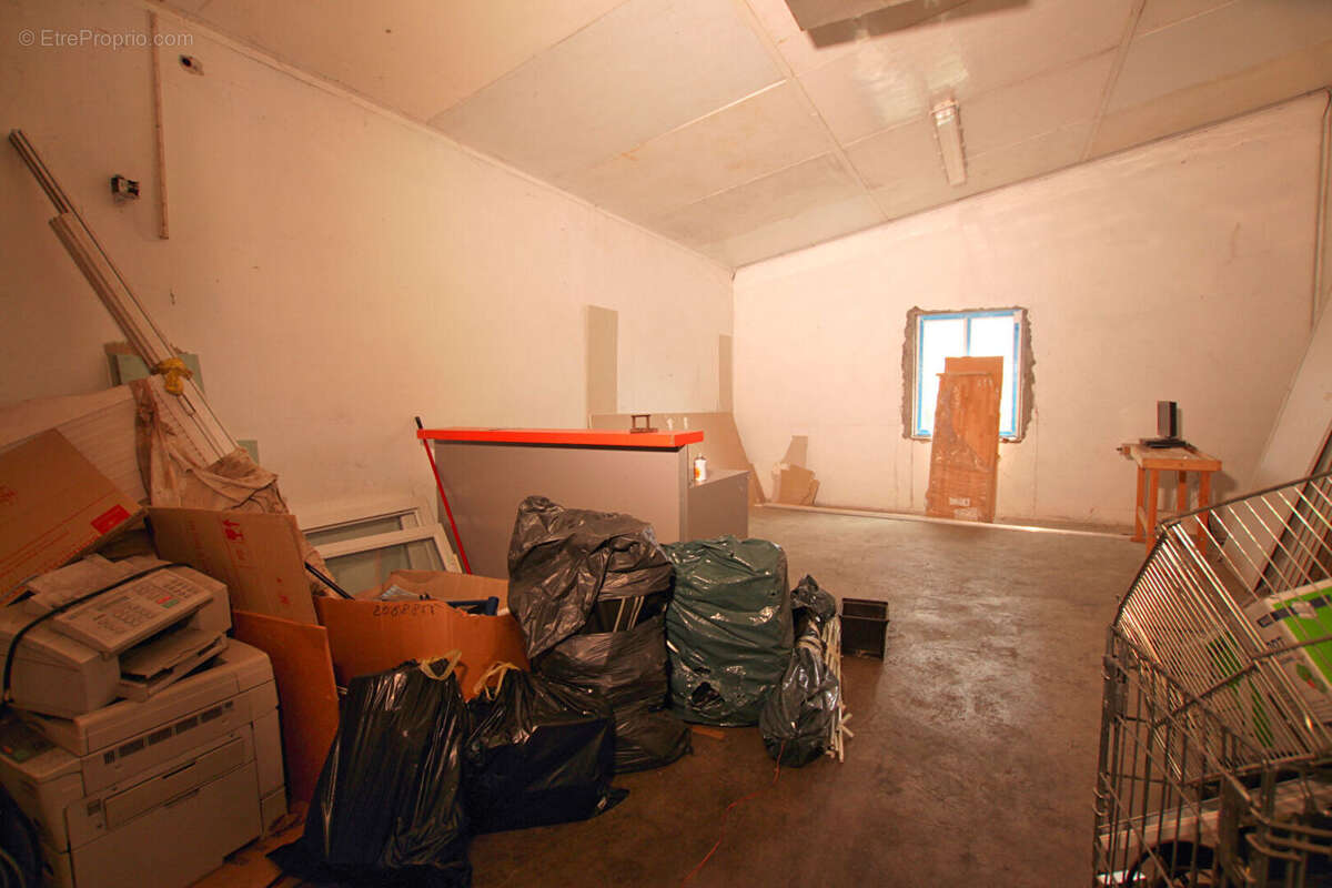 Commerce à SAINT-PIERRE-DE-CHANDIEU