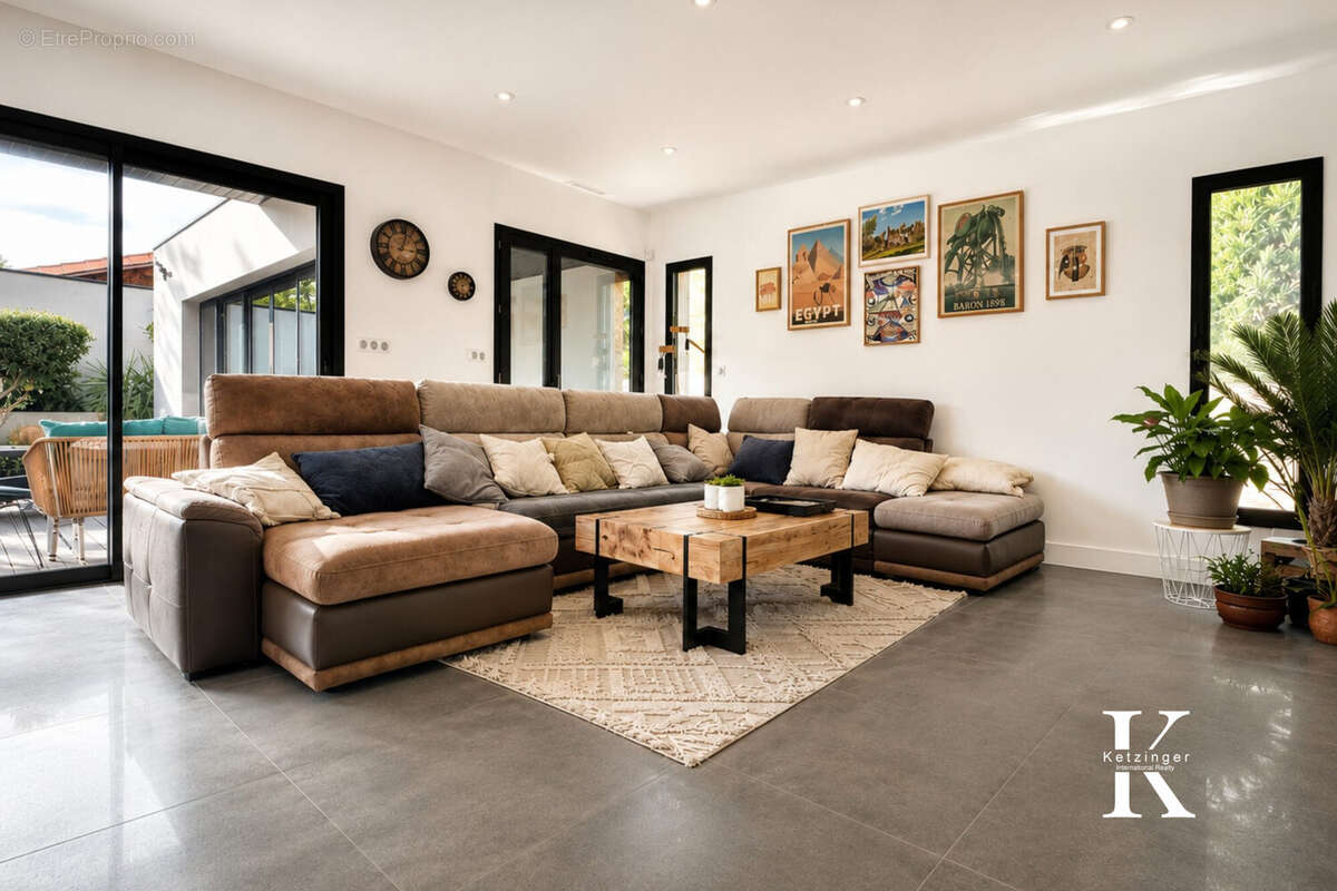 Intérieur scandinave lumineux et moderne - Maison à VILLENEUVE-LES-MAGUELONE