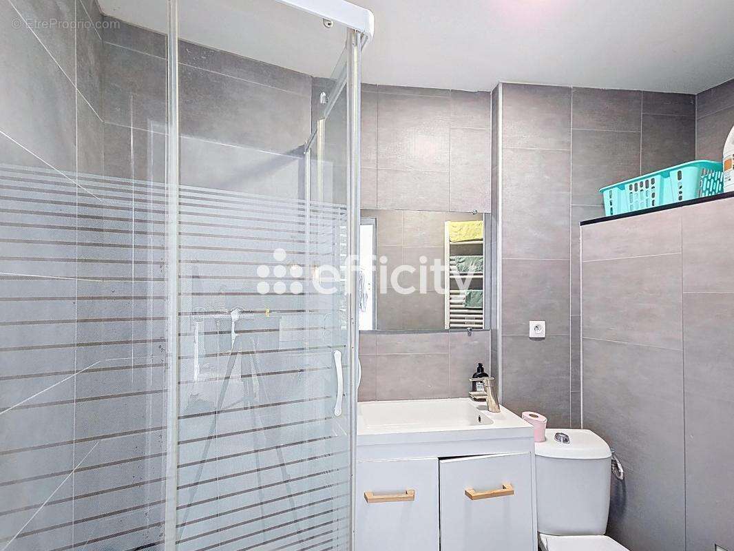 Appartement à NAZELLES-NEGRON