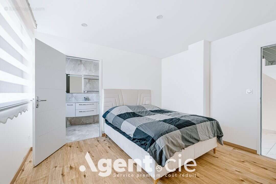 Maison 138 m² à Eterville  - photo 9