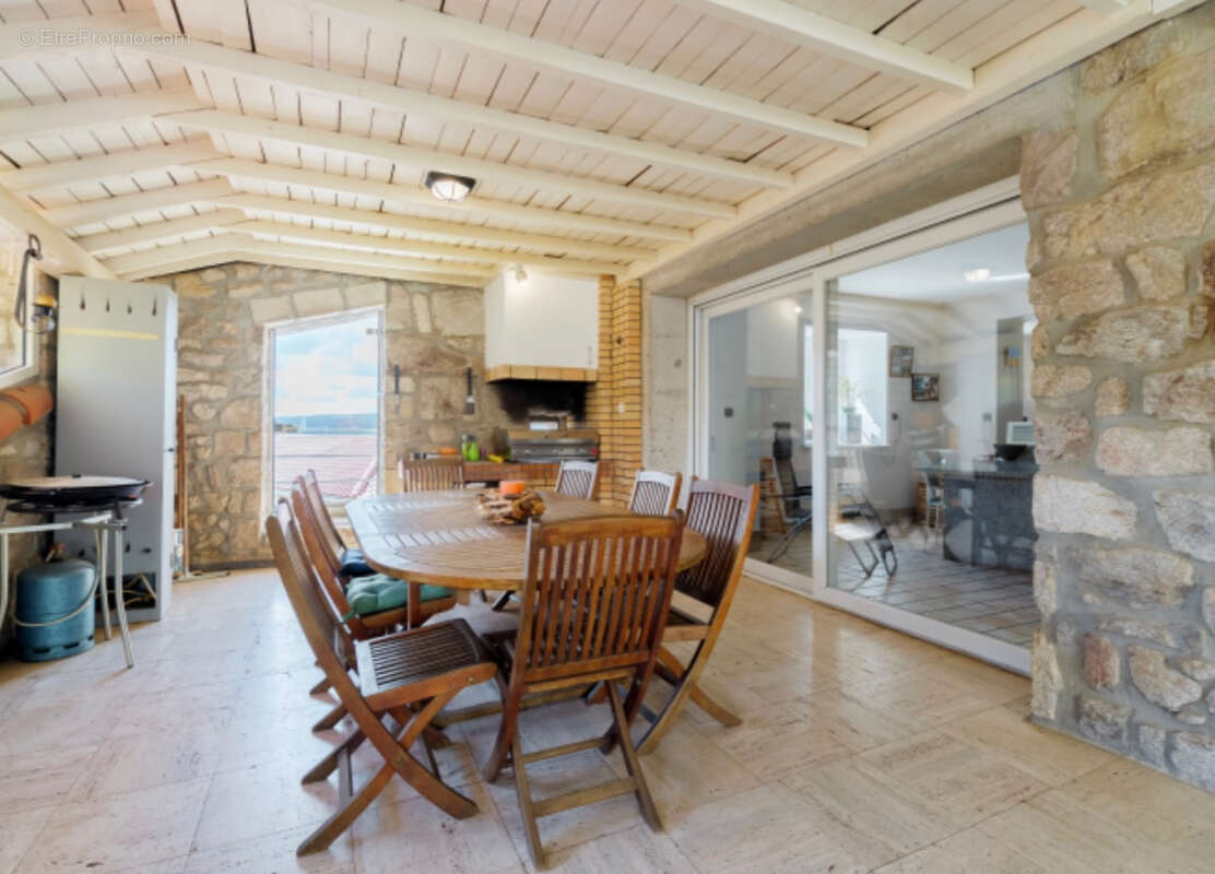 Maison à SAINT-ROMAIN-LACHALM