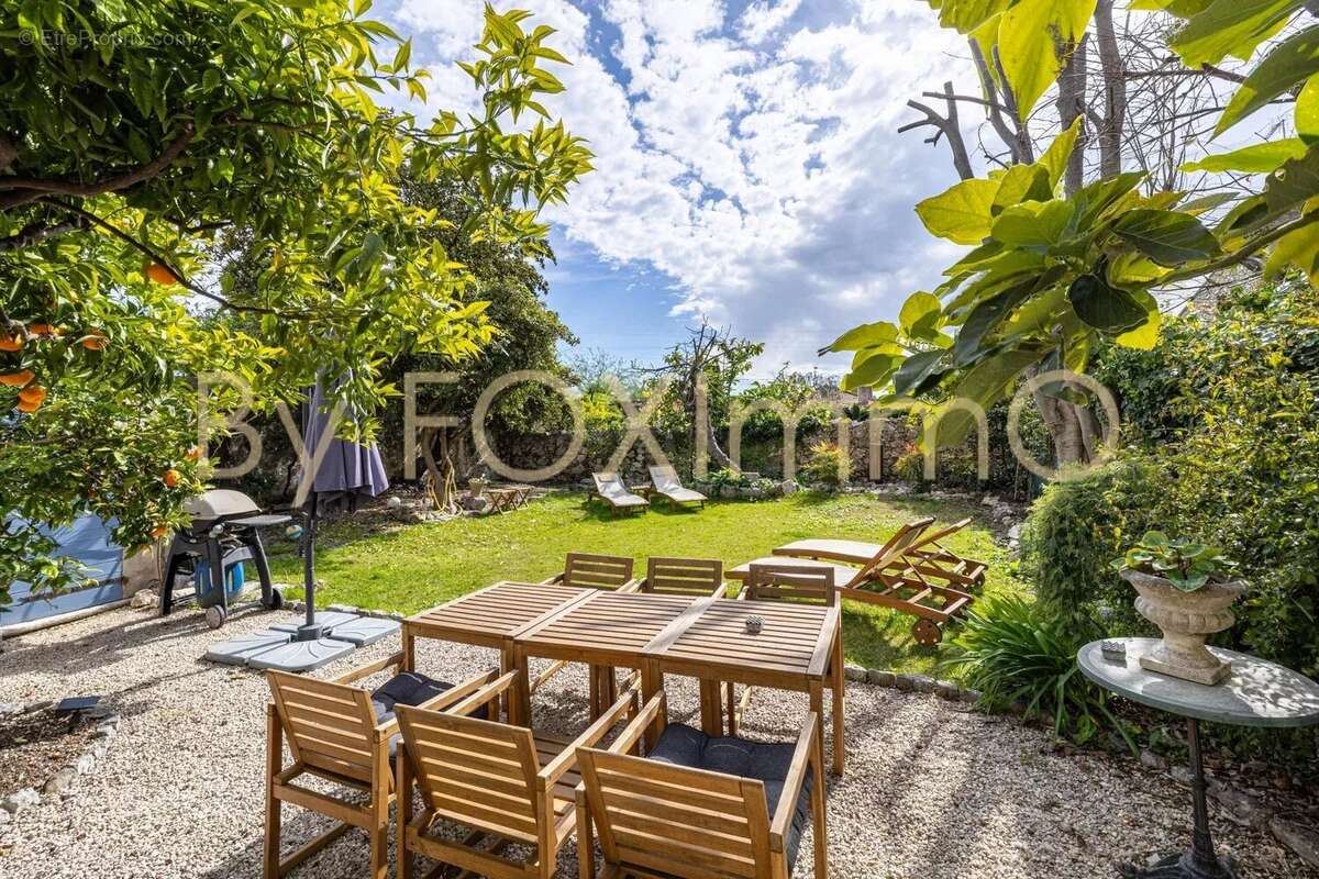ATYPIQUE & UNIQUE - VENCE Centre ville - Maison 230m2- rénovée- jardin- garage - calme absolu- piscine intérieure - photo 19