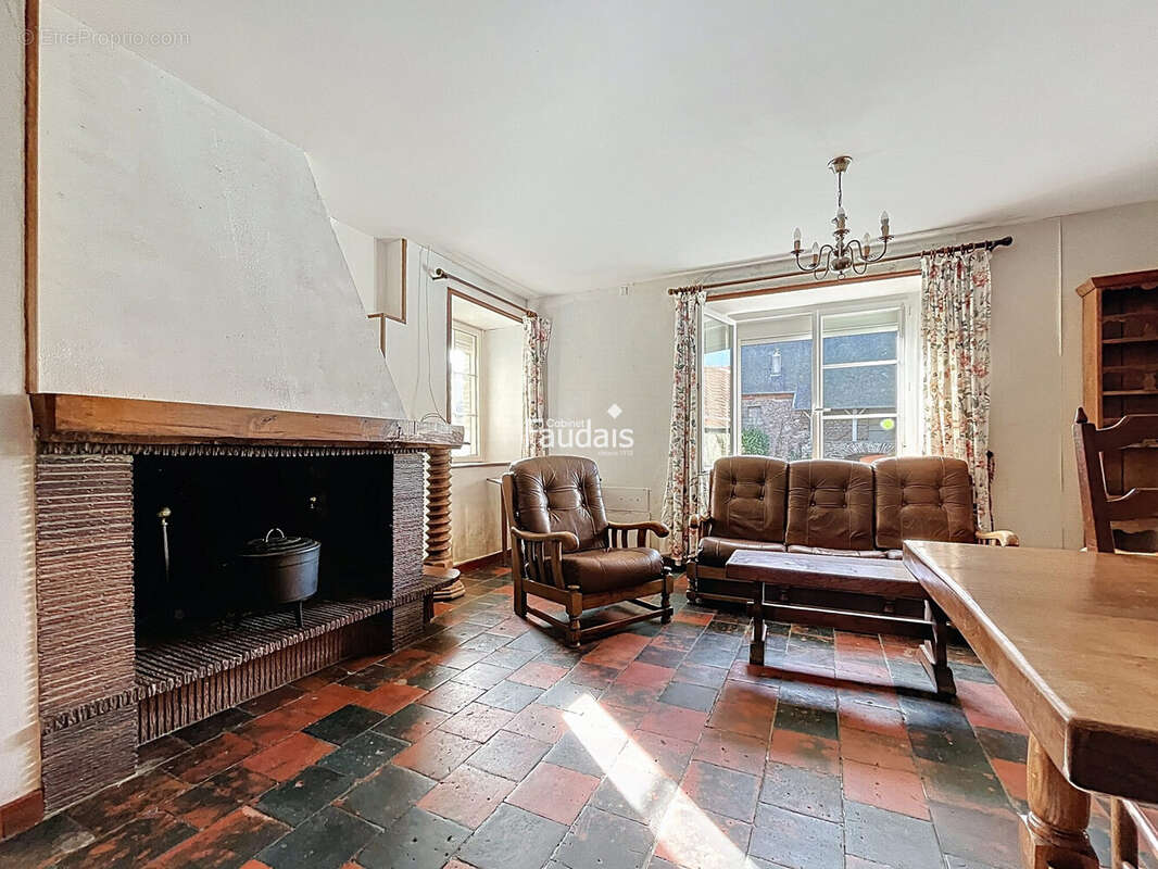 Maison 212 m² à Saint-Jean-De-Savigny  - photo 8