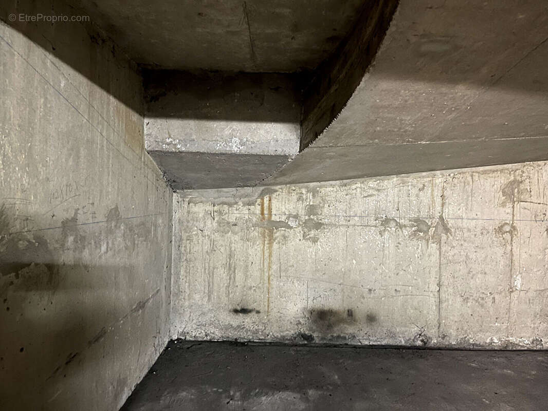 Parking à PARIS-16E