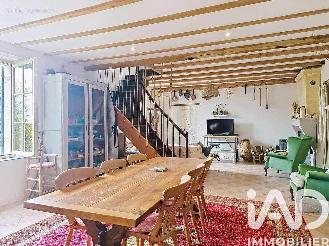 Maison 250 m² à Sainte-Radegonde  - photo 4