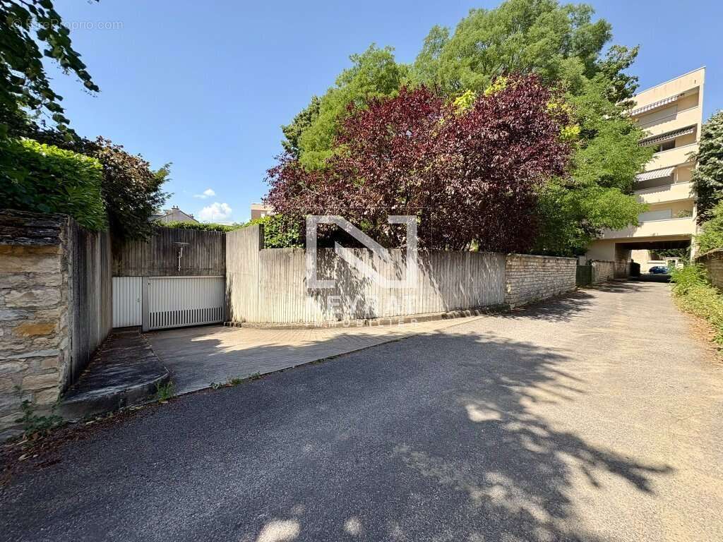 Appartement avec balcon, cave et garage privatif - Environnement verdoyant - Quartier Wilson / Allées du parc - photo 14