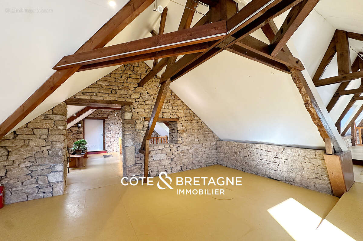 Bel ensemble de bâtiments en pierre de taille au faouët dans le morbihan  réf : 202595 - photo 13