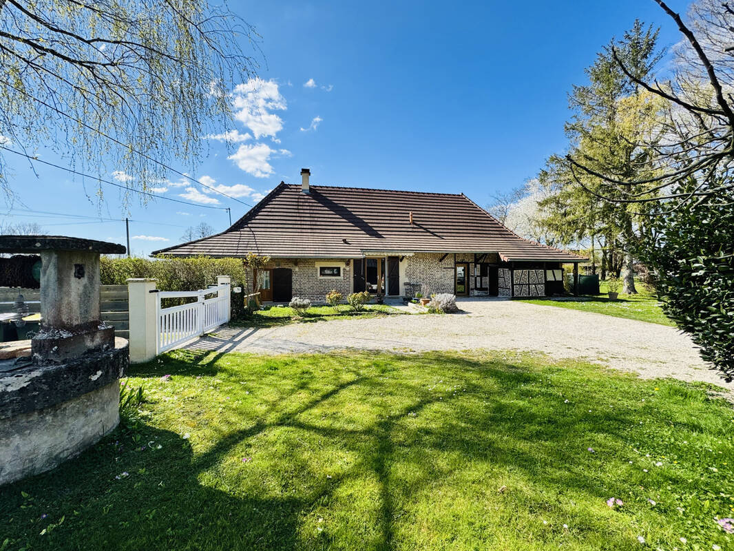 Maison à SENS-SUR-SEILLE