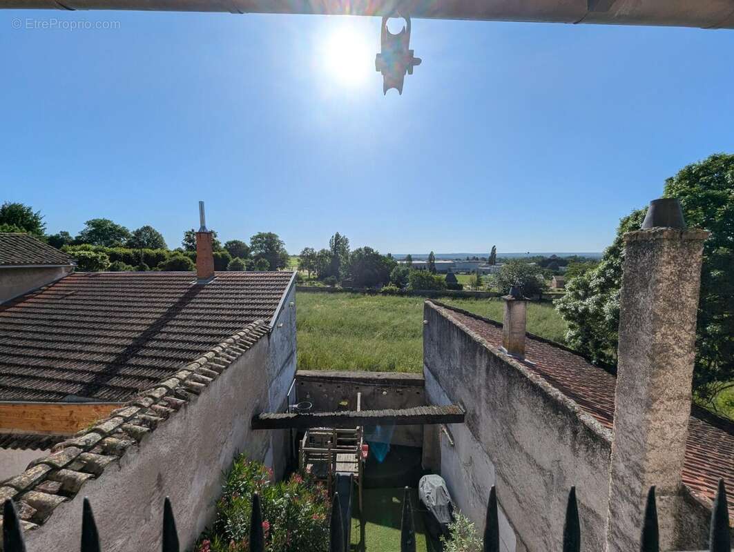 Maison 140 m² à Saint-Lager  - photo 3