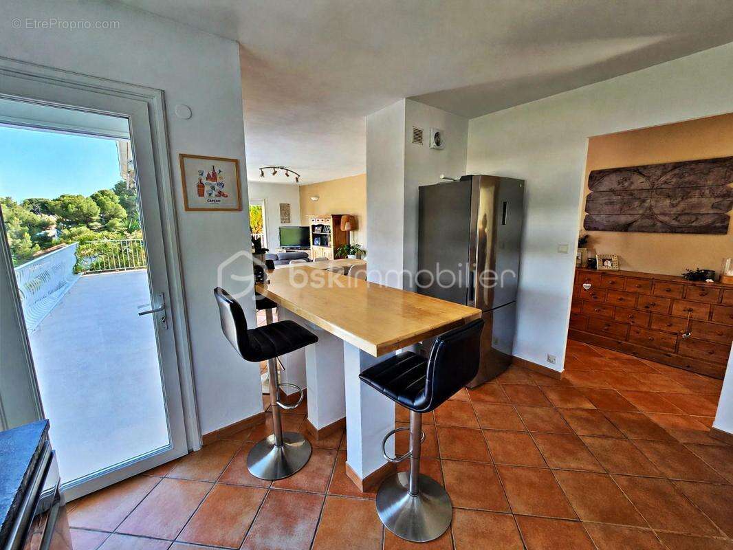 À 2 minutes à pied du port – Vue mer – Propriété de caractère 186 m² – 3 logements – Piscine - photo 11