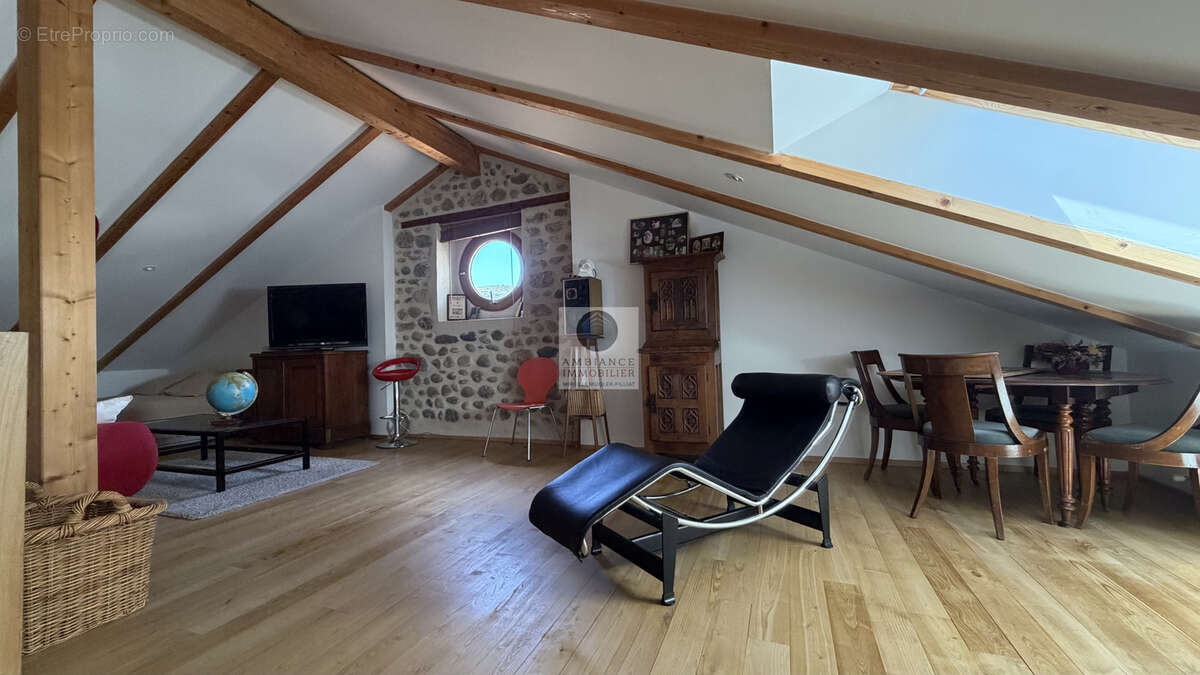 Maison à SAINT-LAURENT-DU-PAPE