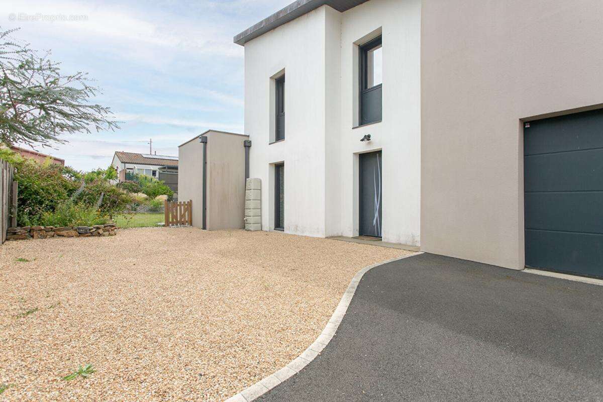 Maison Mouzillon 6 P . 4 Chs . Bureau . 138.77 M² . T 681 M² . Garage . Terrasse . Balcon - photo 5
