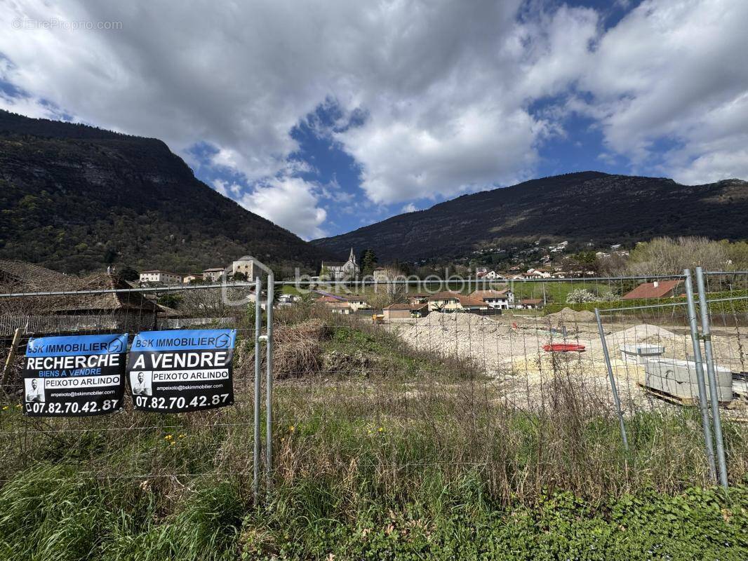 Terrain à VEUREY-VOROIZE