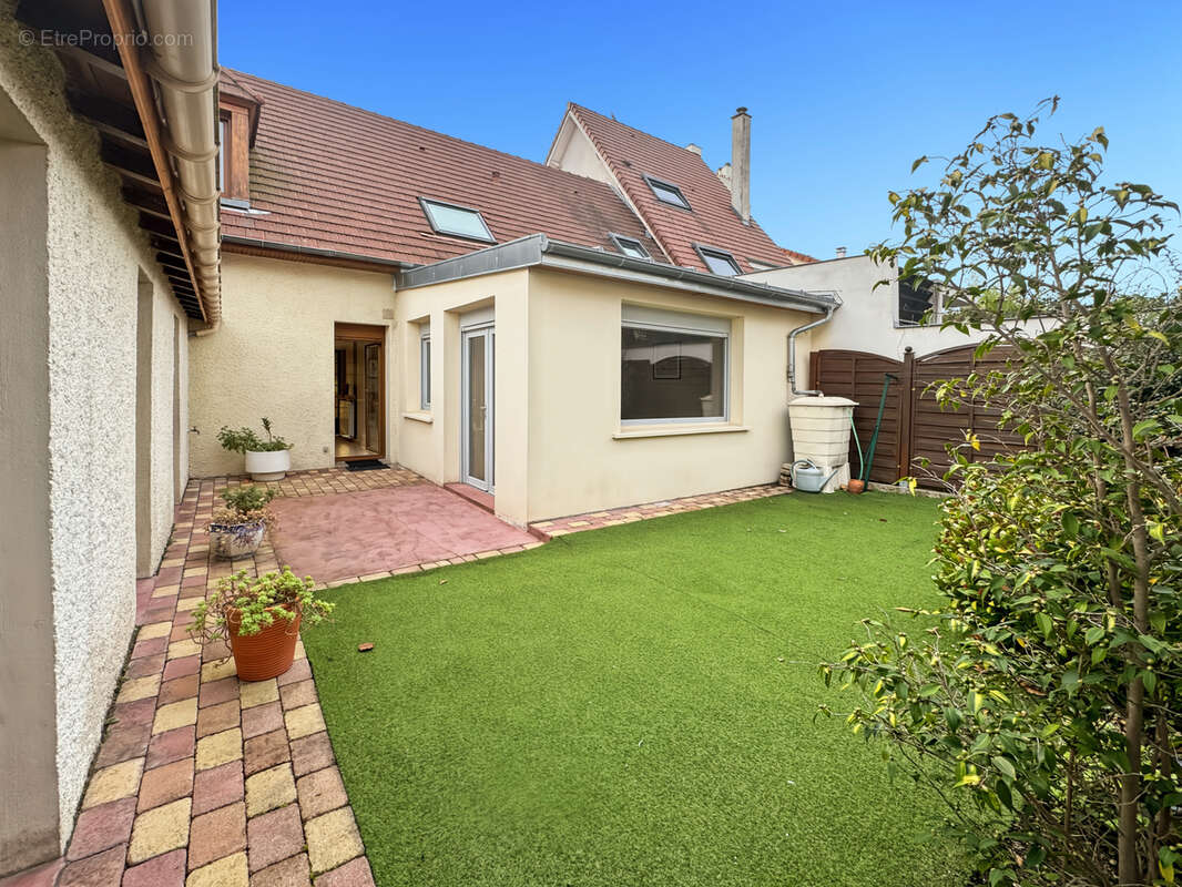 COURBEVOIE 92, Rue Hoche - Maison familiale avec jardins de 111m2 habitables + plus de 52m2 d'annexes (garage - photo 14