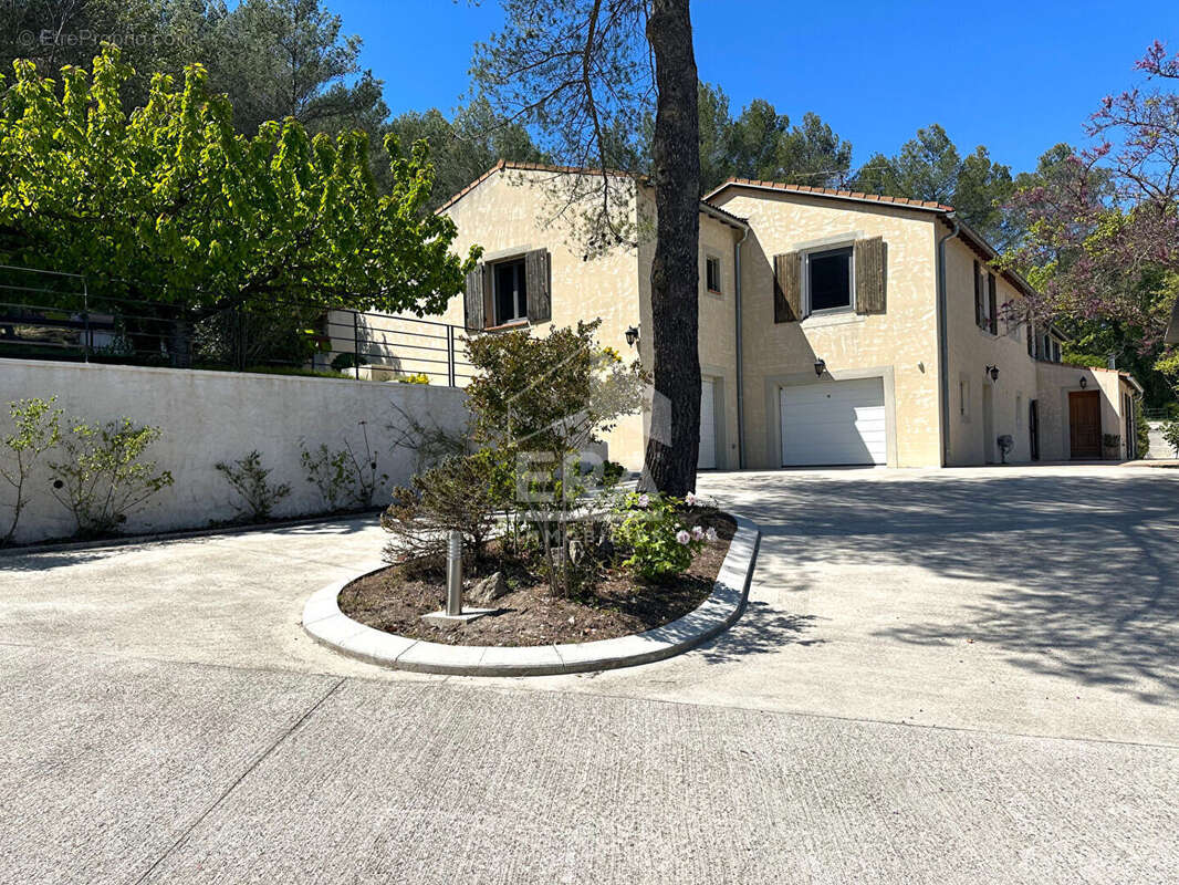 Maison à SIMIANE-COLLONGUE