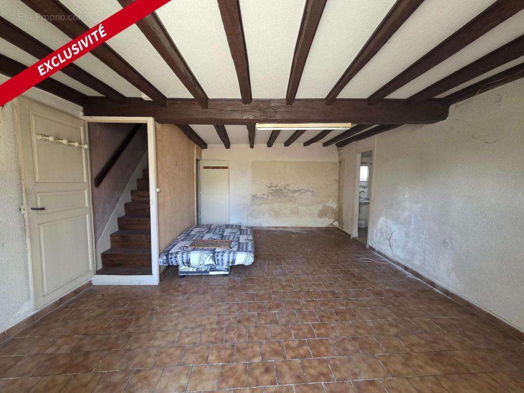 Maison 73 m² à rénover – Garage, terrain de 1 000 m² – Saint-Jean-d’Angély - photo 2