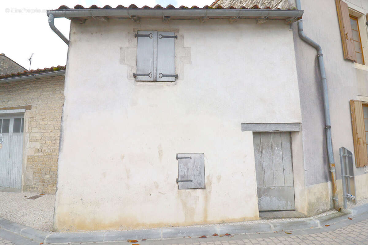 Maison à AIGRE