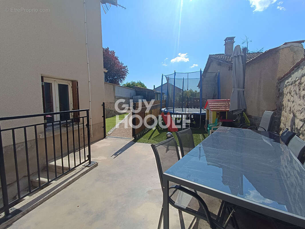 Maison à CHAMBOST-LONGESSAIGNE