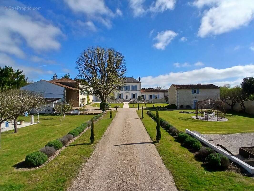 Maison à SAINT-JEAN-D'ANGELY