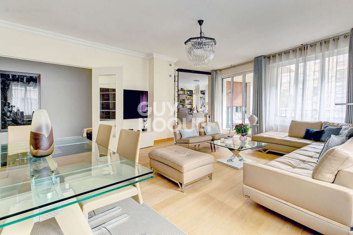 Appartement à PARIS-16E