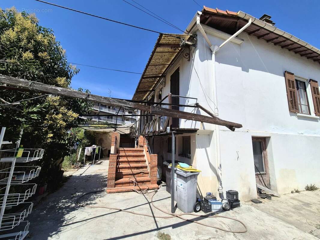 Cagnes-sur-mer - propriété de 2 maisons - terrain plat de 2 400 m² - photo 11