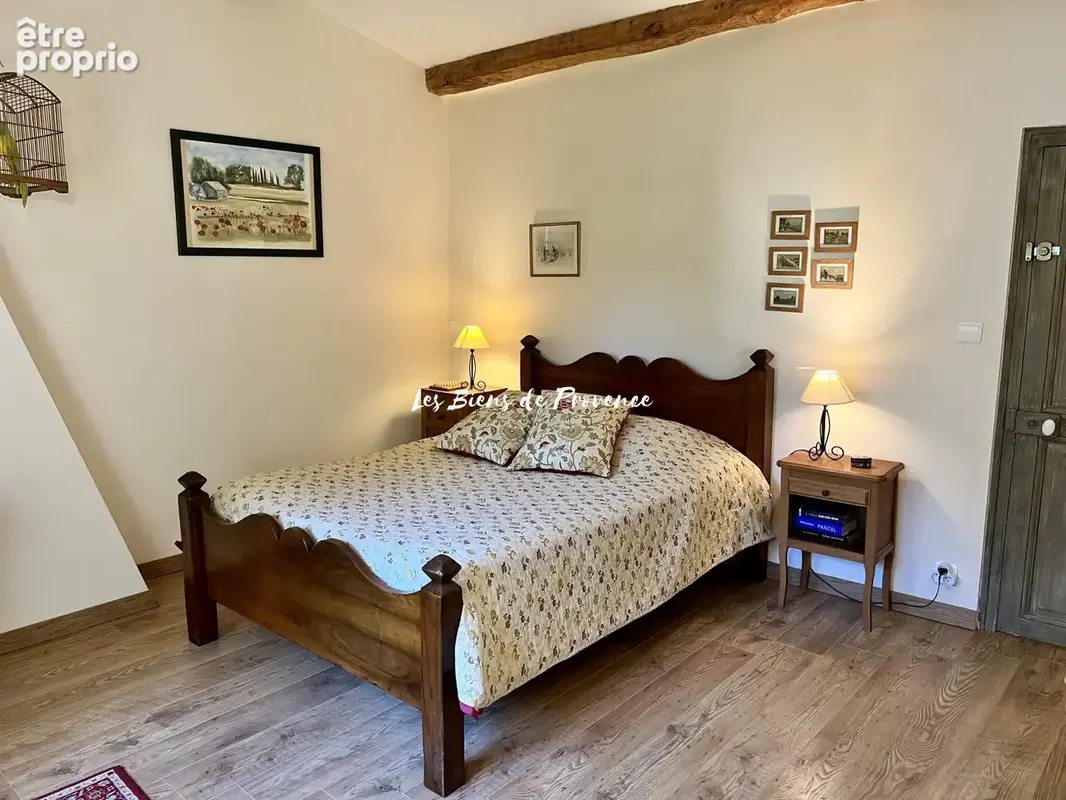 Chambre ocre