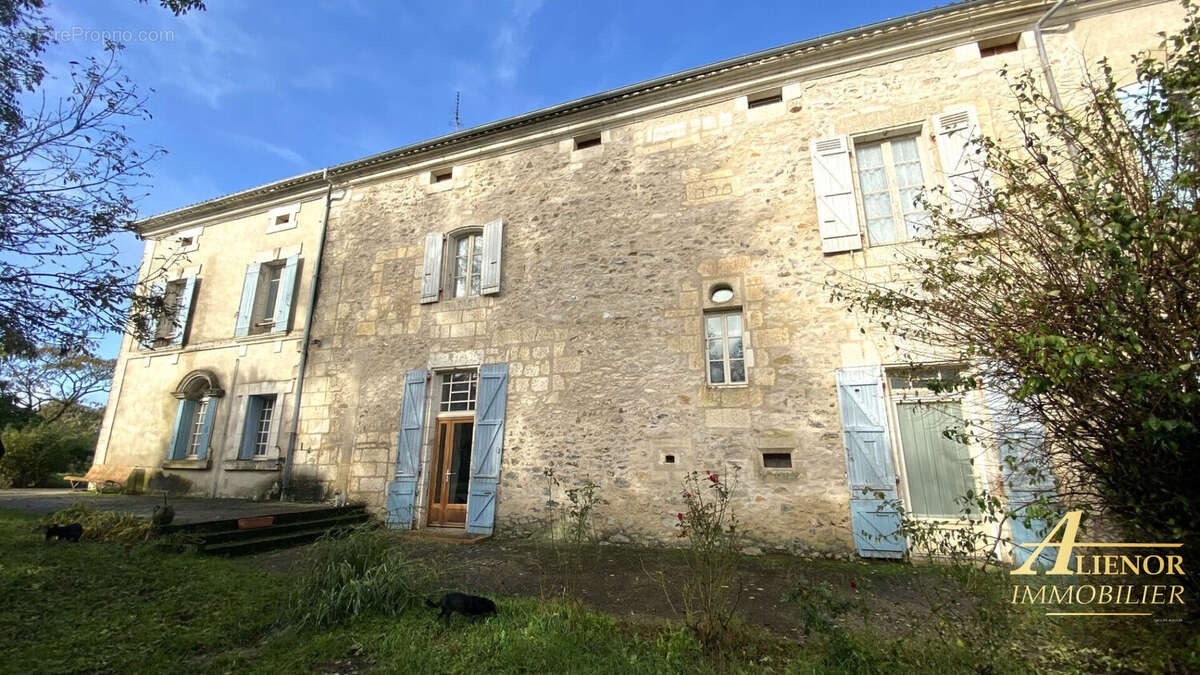 Demeure seigneuriale à la campagne, entre Angoulême et Brantôme - photo 16