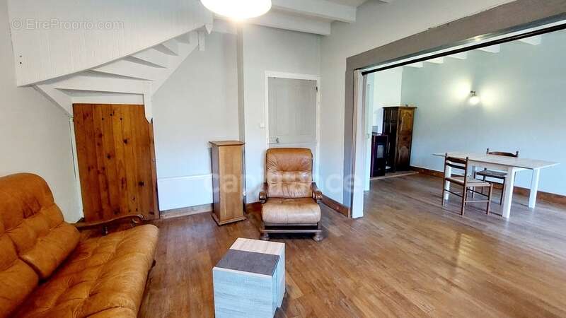 Maison au centre du village Prats du Périgord, 92m2, 4 pièces, 3 chambres, jardin, puits, grange avec fort potentiel - photo 3