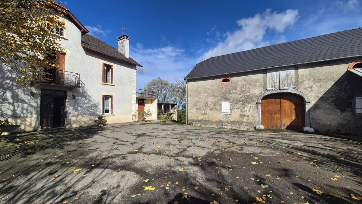 Maison à LESTELLE-BETHARRAM