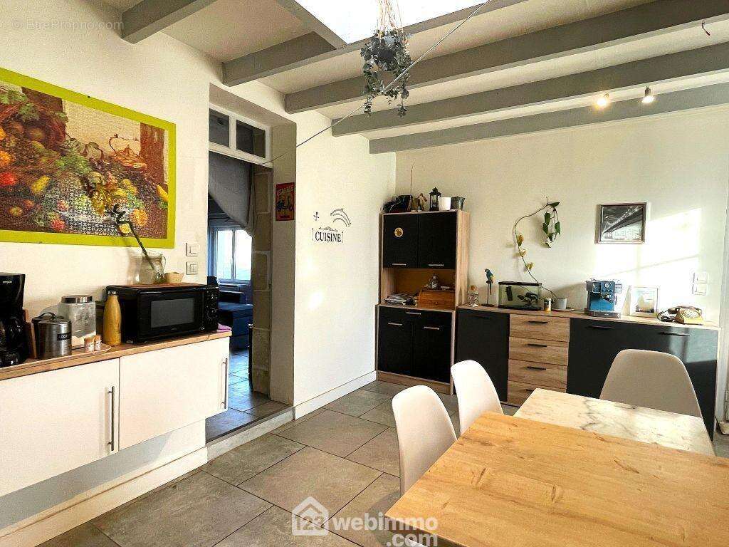 En partie aménagée, elle ouvre d'un côté, - Maison à ORCHES