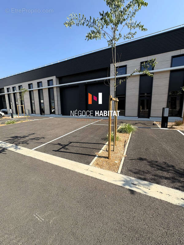 Commerce à GALLARGUES-LE-MONTUEUX