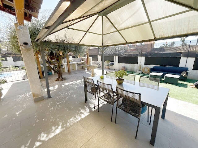 Rare à Saint Cyr sur Mer  à 5 mn des plages ,  Maison avec 3 chambres et piscine  !!! - photo 4