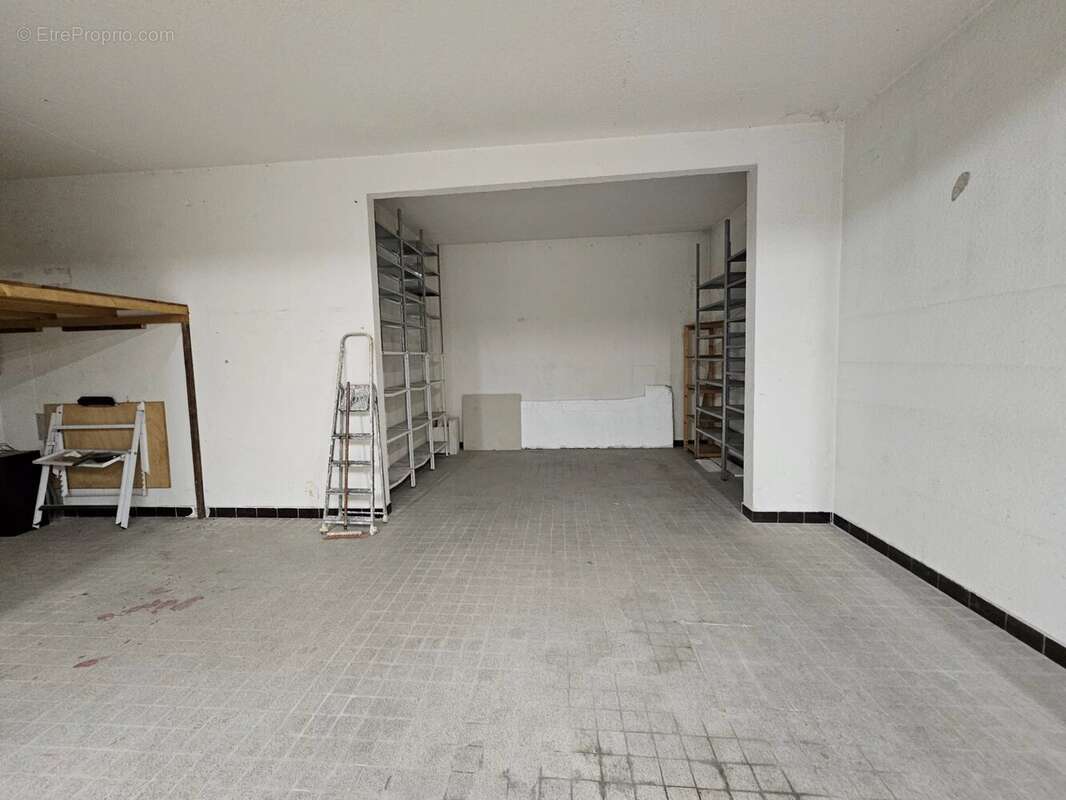 Parking à VALLAURIS