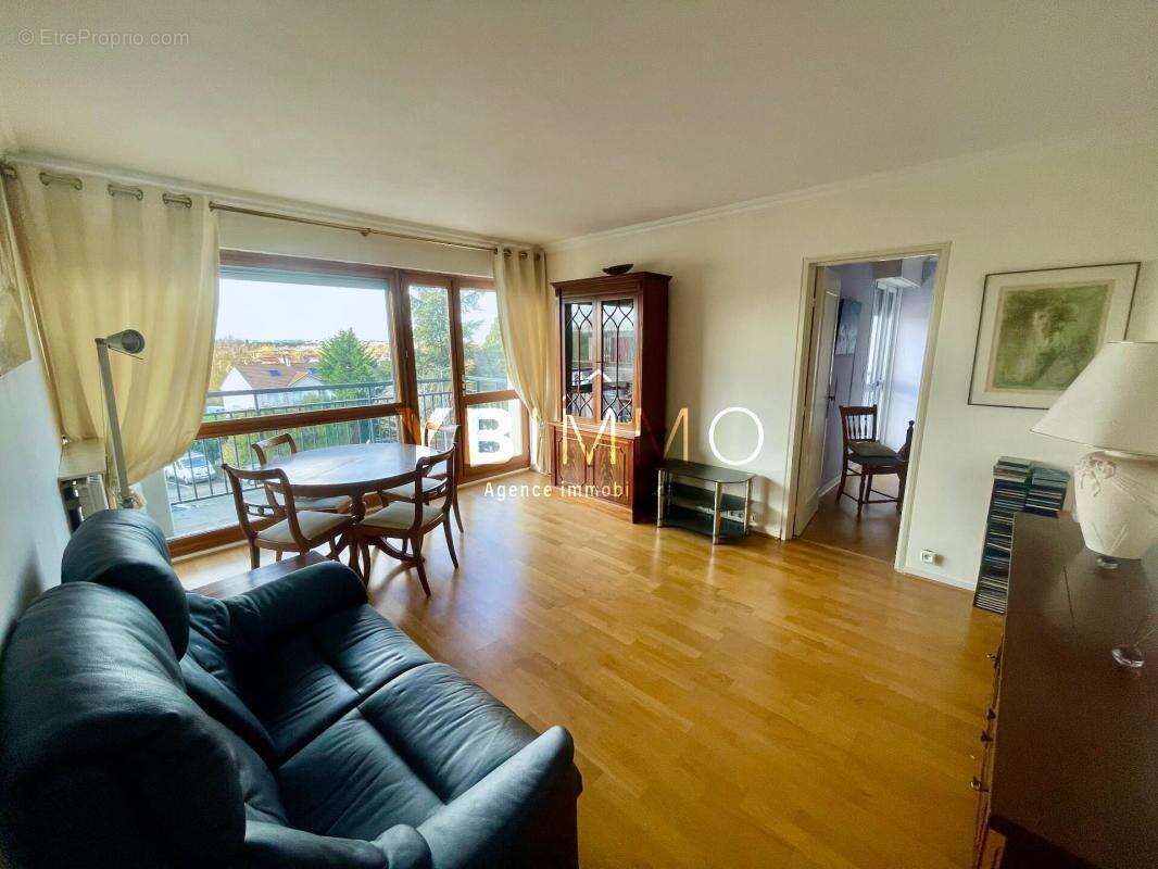 Appartement à LES CLAYES-SOUS-BOIS