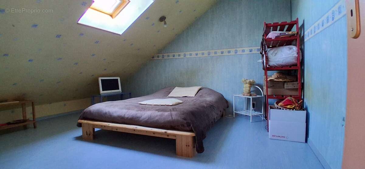 Chambre au rez-de-chaussée offrant confort et praticité au quotidien. - Maison à LOUVIERS