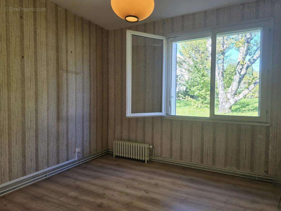 Maison à MONTMOREAU-SAINT-CYBARD