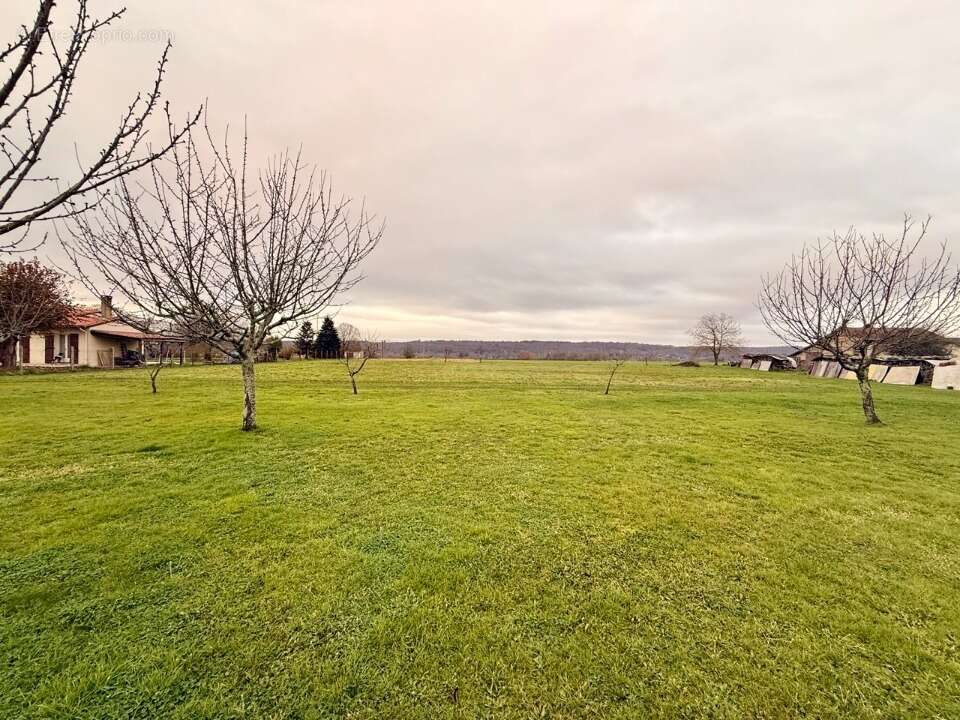 Terrain à SAINT-GERMAIN-ET-MONS