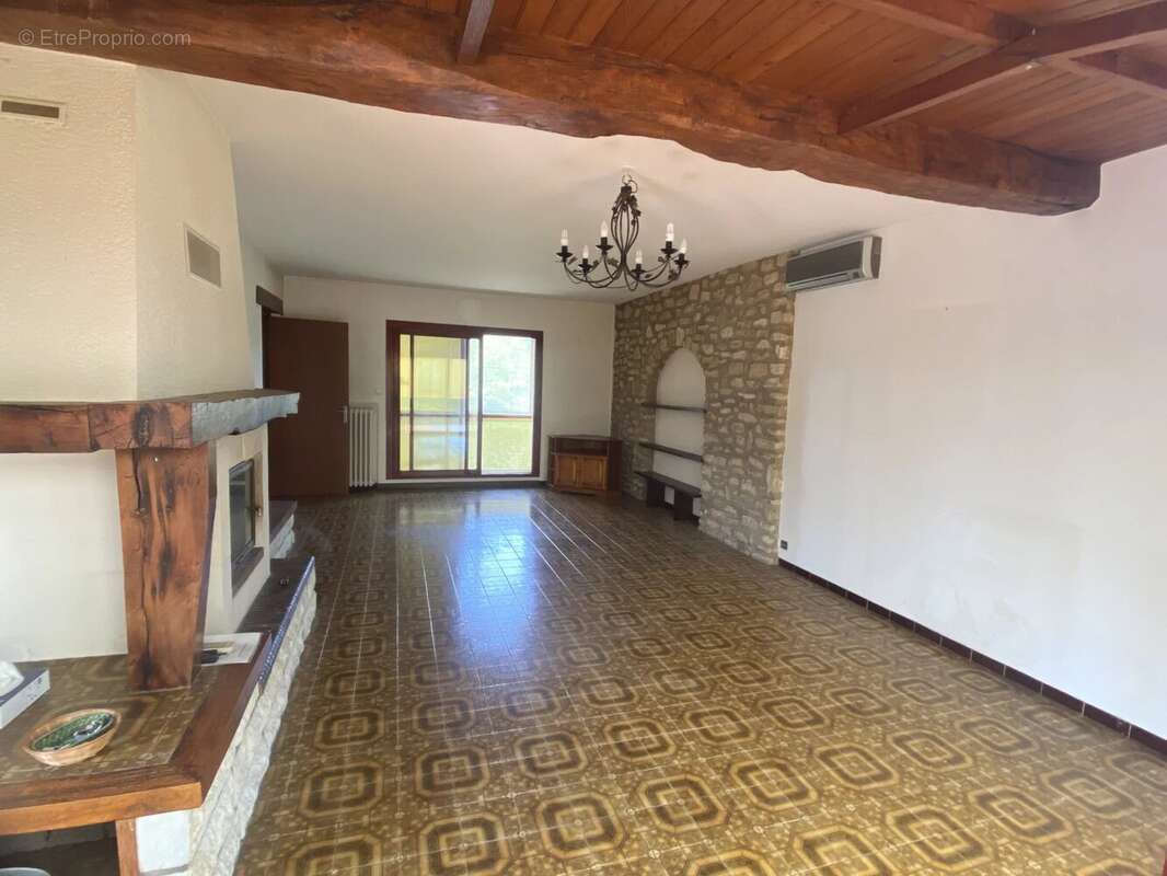 Maison à SAINT-YZAN-DE-SOUDIAC