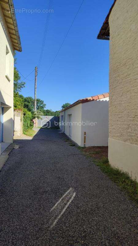 Parking à MAUZE-SUR-LE-MIGNON